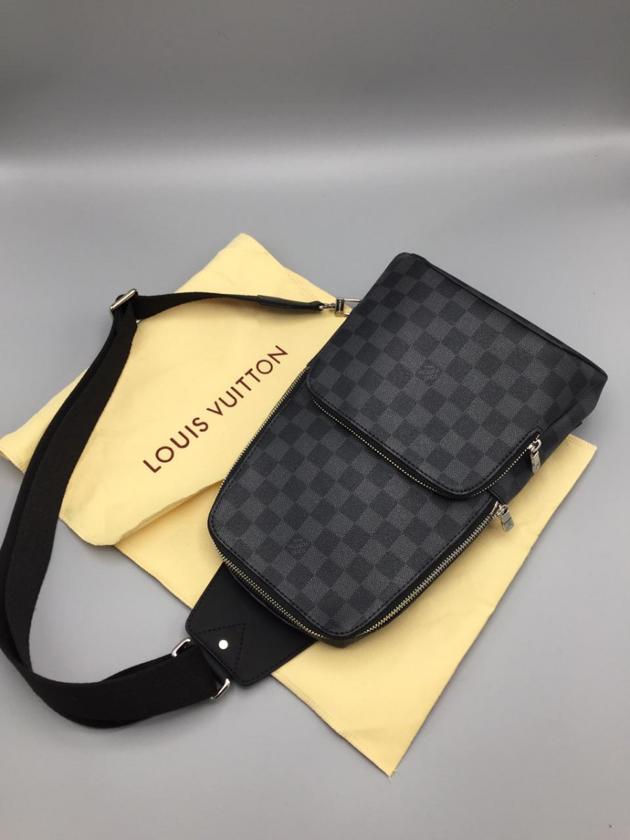 Луи виттон сумка мужская оригинал. Louis Vuitton Avenue Sling Bag оригинал. Мужские сумки Луис вуитон. Сумка Луи Виттон мужская. Сумка Louis Vuitton Sling.